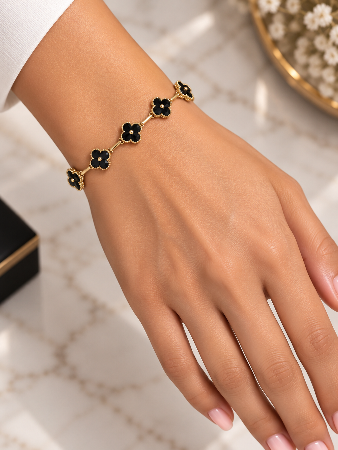 Pulsera Van Cleef negra punto dorado