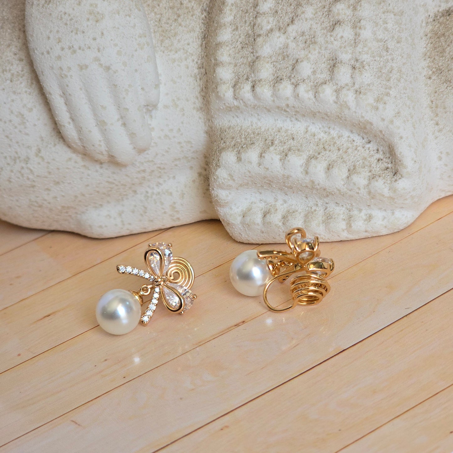 Pendientes ear cuff de moño aperlado