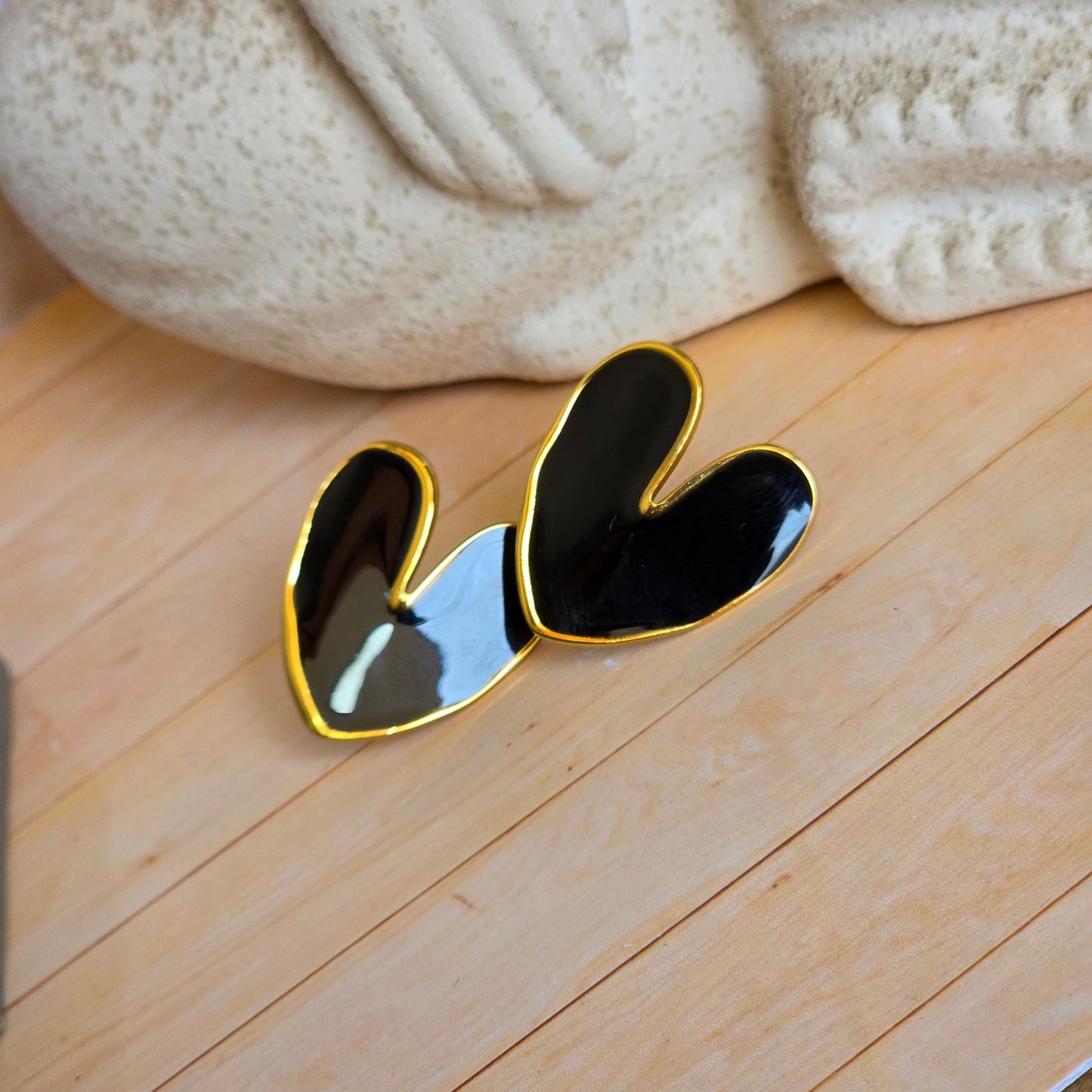 Arete corazon negro