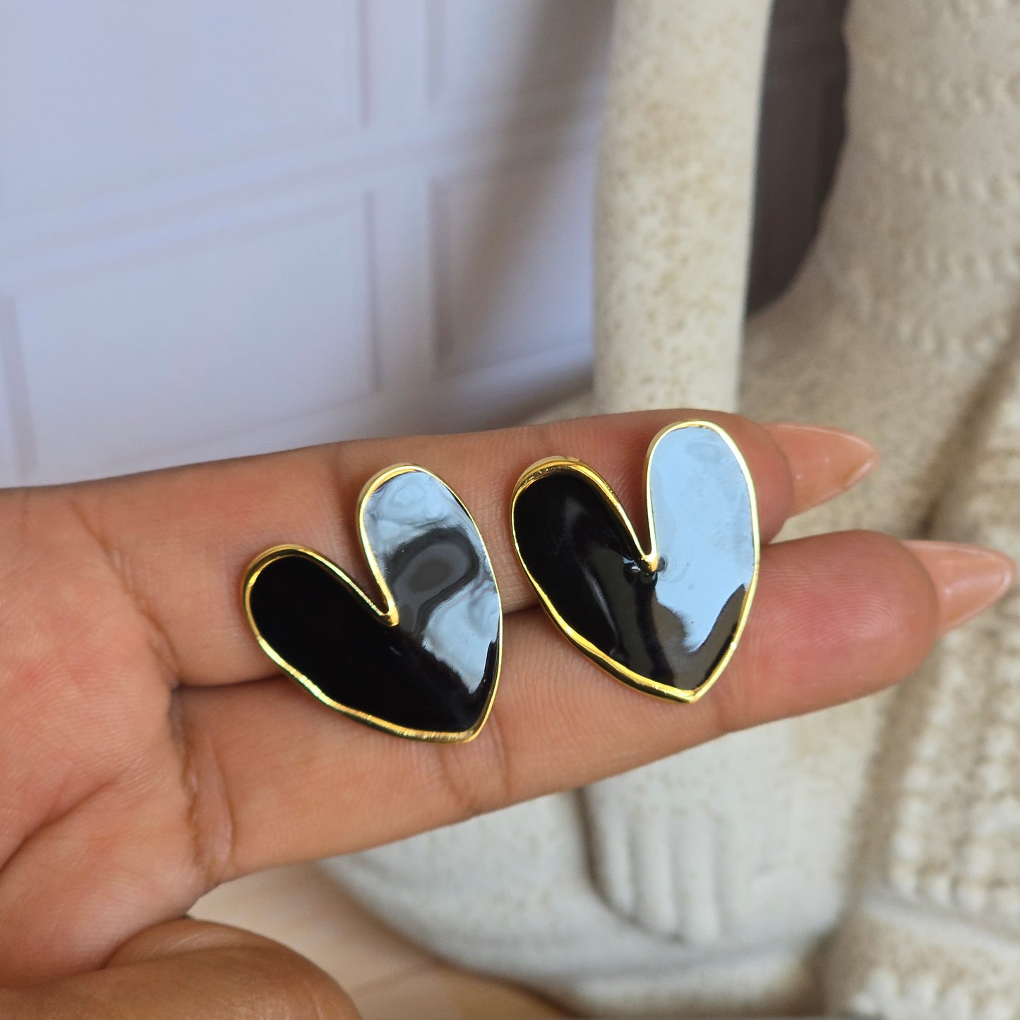 Arete corazon negro
