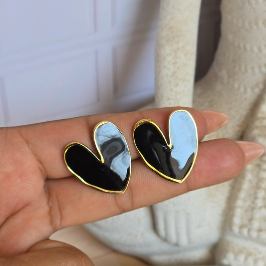 Arete corazon negro